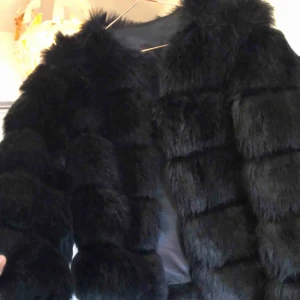  - Säljer denna fuskpäls jacka i storlek 34 i perfekt skick  Använd ett få tal gånger 