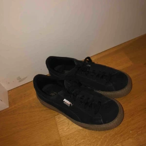  - Puma sneakers, storlek 38, använda fem gånger, säljer för dom är för små!
