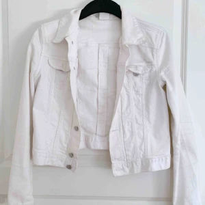  - Snygg vit jeansjacka. En aning kortare  