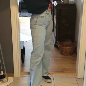  - Galet snygga och bekväma jeans från Junkyard. De är modell wide leg. De sitter sjukt bra och snyggt. Men de är lite små för mig så säljer de vidare 💖 