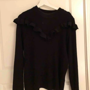  - Svart tjockare tröja med volang detalj 