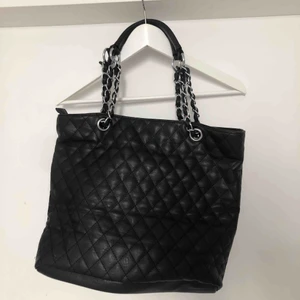  - Svart väska med snygga detaljer. Säljs för att komma till användning.