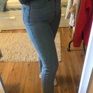  - Galet snygga jeans från monki i modellen kimono. Använda väl men i bra kvalite. Stor favorit i garderoben men tyvärr fått inse att de är försmå🥺Fullpris 400, skriv för fler bilder🥰