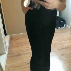  - svarta utsvängda kostymbyxor ish i storlek 34 Aldrig använda så dem är i mycket bra skick Säljer för att dem inte kommer till användning utan dem bara ligger i garderoben Köparen står för frakten!!