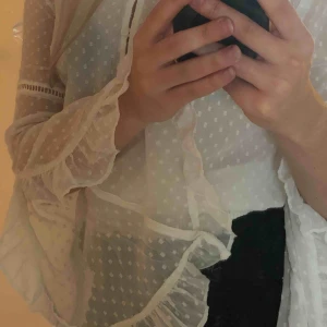  - ”genomskinlig” blus med vida ärmar i storlek 34 aldrig använd utan den ligger bara och tar plast i garderoben köparen står för frakten!! 