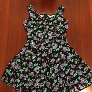  - Klänning , flower stamps. Dragkedja in the back. Ganska kort. 