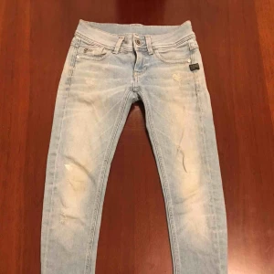  - G-Starr jeans, ljusa, tyvärr klippta! Jag e ganska liten, så att de är 90 cm långa. 