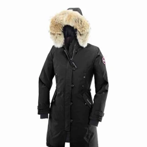  - Kensington Canada Goose jacka dam. Storlek XS. Fick den i present förra året, har dock inte kvittot därför kan jag gå ner i pris vid snabb affär. Jätte fint skick! Inga fel! Kan mötas upp. Om det önskas fler bilder meddela mig. 