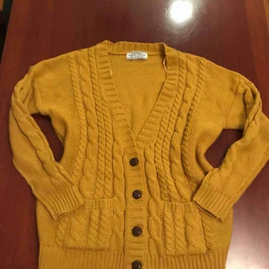  - Kofta av välkänd märke i perfekt skick.  Senapsgul och trä knappar. 