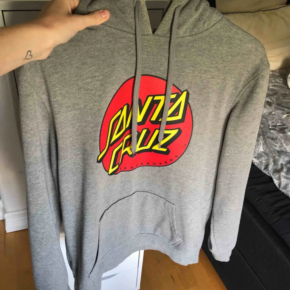 Santa cruz hoodie storlek smal, köpt på carlings för 700, helt oanvänd . Hoodies.