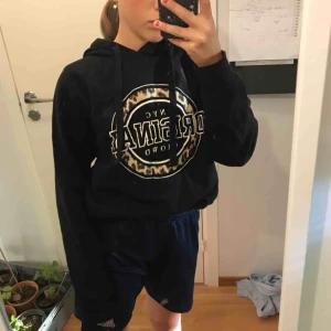  - En hoodie från Gina, är väldig använd där av priset, men fortfarande väldigt fint skick, frakt tillkommer💗