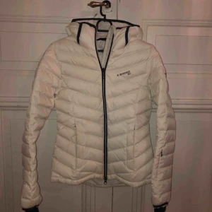  - Vit dunjacka från Everest Riktigt bra skick!