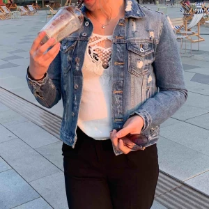  - Cool jeansjacka i storlek S. 