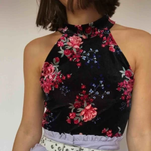  - Ursnygg topp från H&M. Mycket fin kvalitet, aldrig använt. Passar med det mesta. Frakt tillkommer