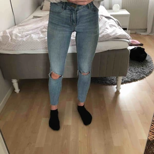  - Säljer ett par jätte fina ljusblåa jeans med hål. Säljer pga det är för korta men är i väldigt bra skick😀 Köparen står för frakten👍🏼