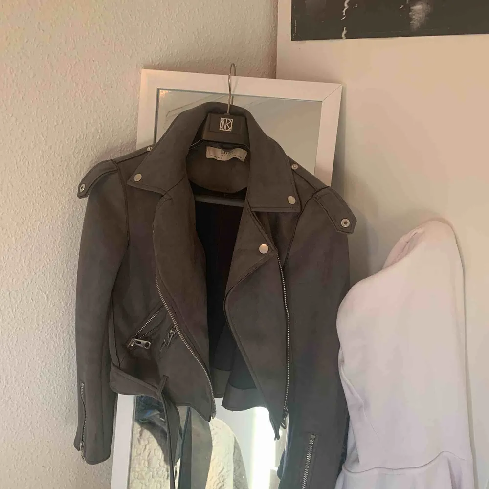 Jag säljer min mocka-jacka från Zara pga den är lite för liten för mig. Den är i grå mocka med silver detaljer, superfint skick! Knappt använd. Köpare står för frakt! 💜. Jackor.