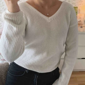  - Säljer min fina sticlade tröja med V-neck fårn NAKD, nypris 300kr. Tröjan är i fint skick och väldigt sparsamt använd! 