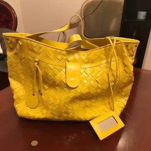 Big size yellow charol väska.  Med olika fickor och fack.   Donna