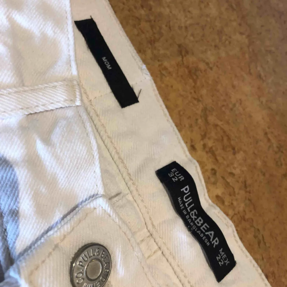 Vita jeans från pull&bear, storlek 32! Aldrig använda! Kan mötas upp i Malmö men även frakta. Köparen står för frakten:). Jeans & Byxor.