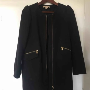  - Lång höst kappa. Svart, använd en del gånger finns en liten fläck.