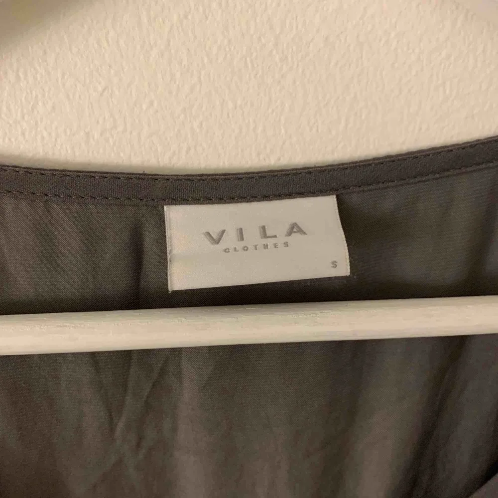 En stilren och snygg tröja / blus ifrån Vila. Har legat i garderoben i 2 år nu och har knappt använts! Köparen står för halva frakten :). Blusar.
