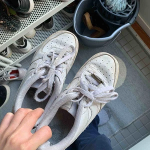  - Air force one från Nike i begagnat skick därav de billiga priset. Superskönt och passar till allt. Som ni ser är de rätt slitna med det har också sin charm😉
