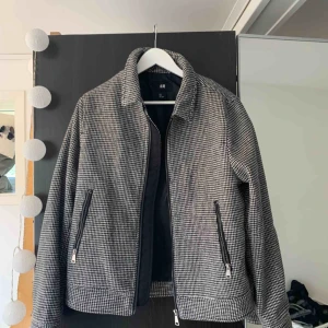  - Snygg jacka bra till hösten! Storlek S, frakt tillkommer skriv för mer information. 