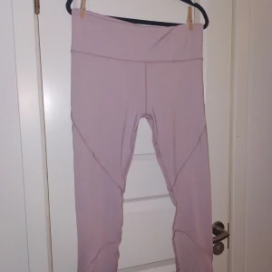  - Oanvända träningsbyxor från Intersport. Passar M och L, finns band i midjan att dra åt. Nypris 499 kr. Vid frakt betalar köparen summan