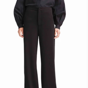  - Svarta rodebjer byxor i modellen Sini. Sparsamt använda.   