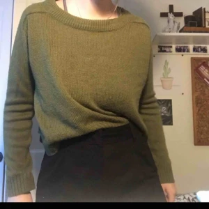  - Grön stickad tröja, storlek S.  Ganska kort, relativt tunn, härlig höstfärg ;)  Använt en del, säljer pgav tröttnat på den.  Möts upp i Gbg alt postar! 
