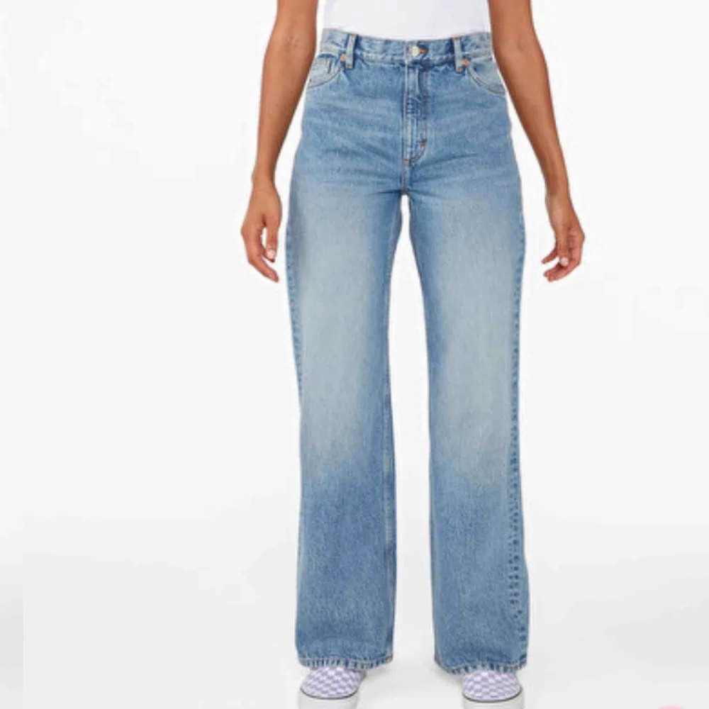 Jeans från på Monki i modellen Yoko. Sparsamt använda! Storleken motsvarar strl M🌸  Frakten ingår i priset!. Jeans & Byxor.