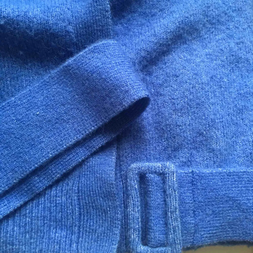 Fin stickad tröja från Envii som knäpps med 3 stora tryckknappar och skärp! skärpet går dock att ta bort helt om så önskas🌻 Extraknapp finns! Inte alls stickig, går att ha utan något under! Frakt 63kr🌻 . Stickat.