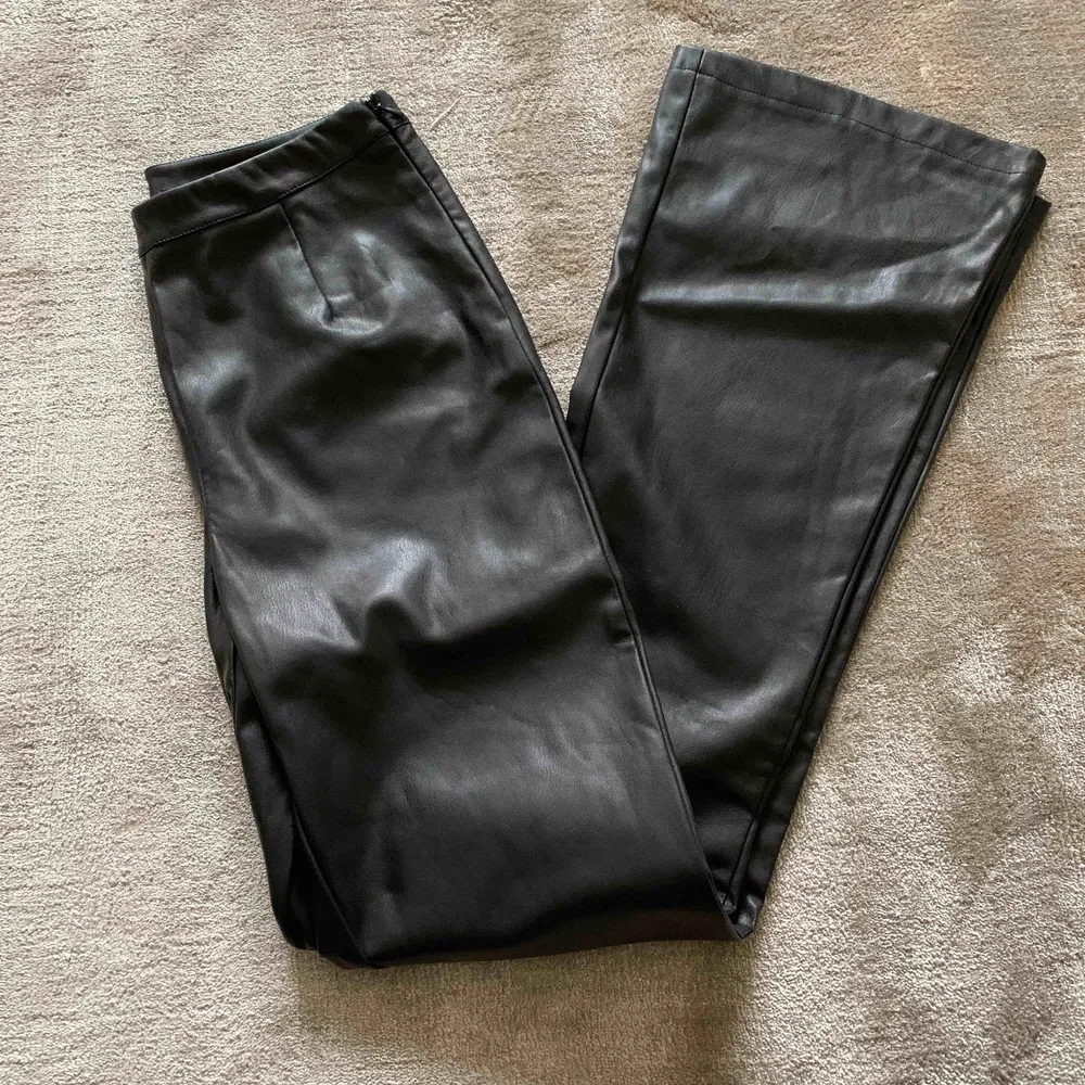 Skitnsygga skinnbrallor från Bikbok storlek S (det är jag på bild 2 från min instagram @funemo !) . Jeans & Byxor.