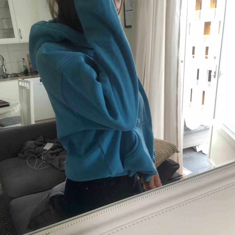 Oversized blå hoodie från Weekday! Den perfekta passformen på hoodie enligt mig🦋. Hoodies.