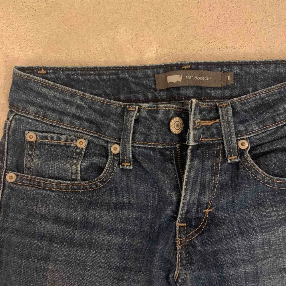 Så snygga bootcut byxor från LEVIS😍 . Jeans & Byxor.