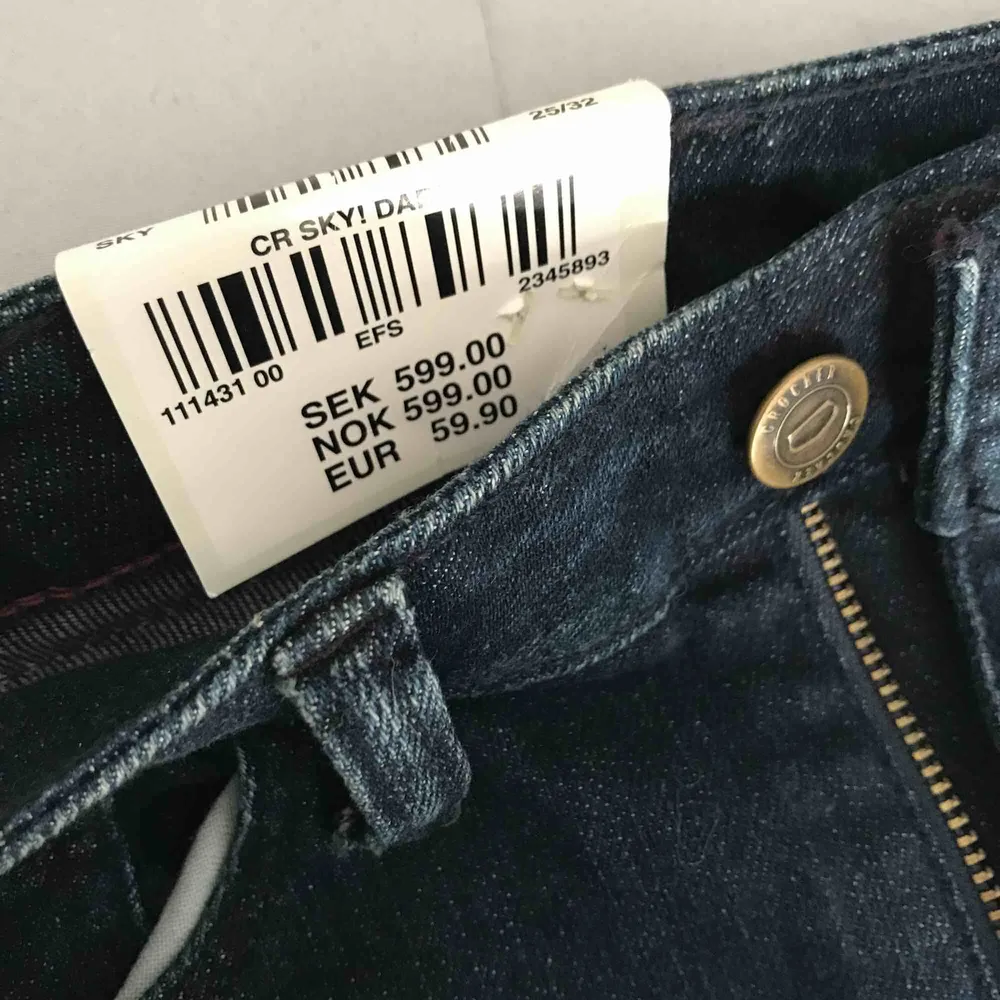 Helt nya jeans sky high skinny 25/32, med prislappen kvar nypris 599kr nu 300kr+frakt . Jeans & Byxor.