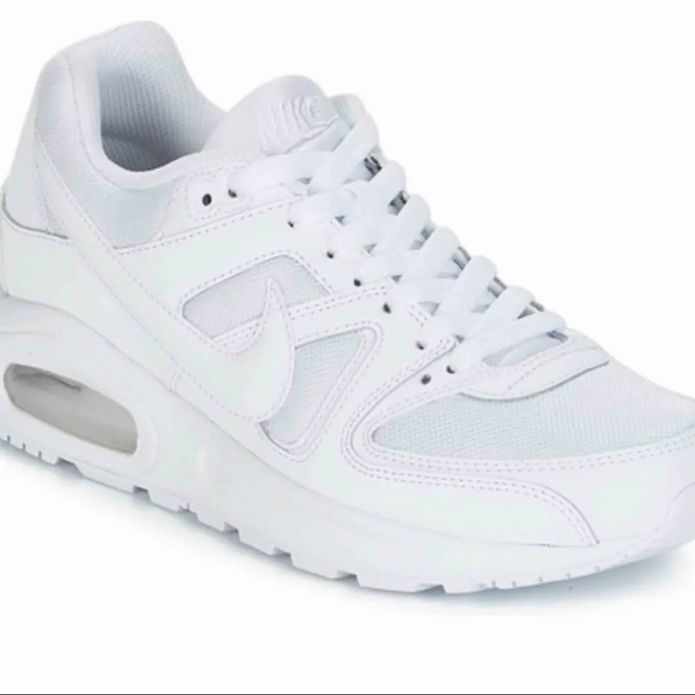 Ett par nike air max command flex. Säljer då dom tyvärr blivit för små. I bra skicka, bara att skriva privat för fler bilder på de riktiga skorna!💞. Skor.