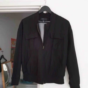  - Snygg svart jacka med fickor fram från Mango. Den är i storlek XS men har funkat för mig som vanligtvis har storlek M. Den är sparsamt använd så i mycket bra skick. Frakt ingår!