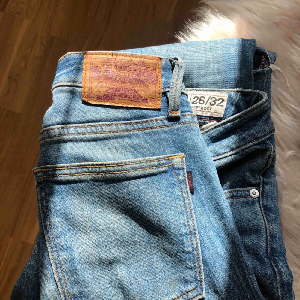 Crocker jeans med bootcut byxa. Egenklippta hål.. Jeans & Byxor.