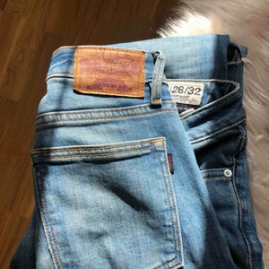  - Crocker jeans med bootcut byxa. Egenklippta hål.