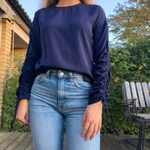 - Mörkblå blus med söt detalj på armarna. Från Andrea Hedenstedts kollektion med NA-KD