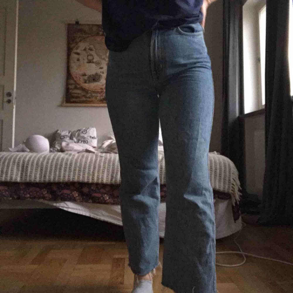 ett par ljusblåa jeans från weekday i modellen row!! klippta vid anklarna & jättebekväma! köpare står fär frakt :) (jag är 165 cm lång). Jeans & Byxor.