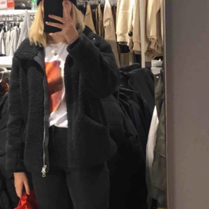  - Teddyjacka i washed svart färg. Köpt på plick förra året men säljer då den inte kommer till användning💖 storlek S och frakt tillkommer💜