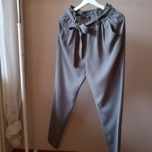  - Höga kostymbyxor, med vackert fall. Använda en gång. 