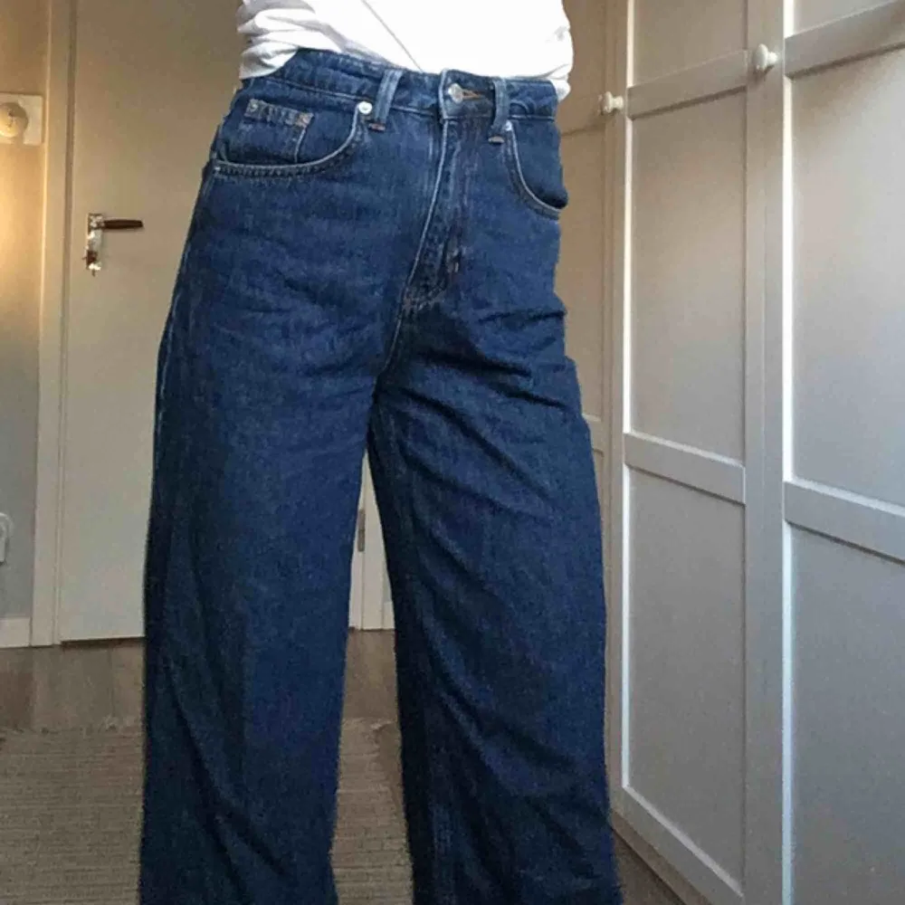 Vida jeans från NA-KD  Lite  korta på mej som är 165.. Jeans & Byxor.
