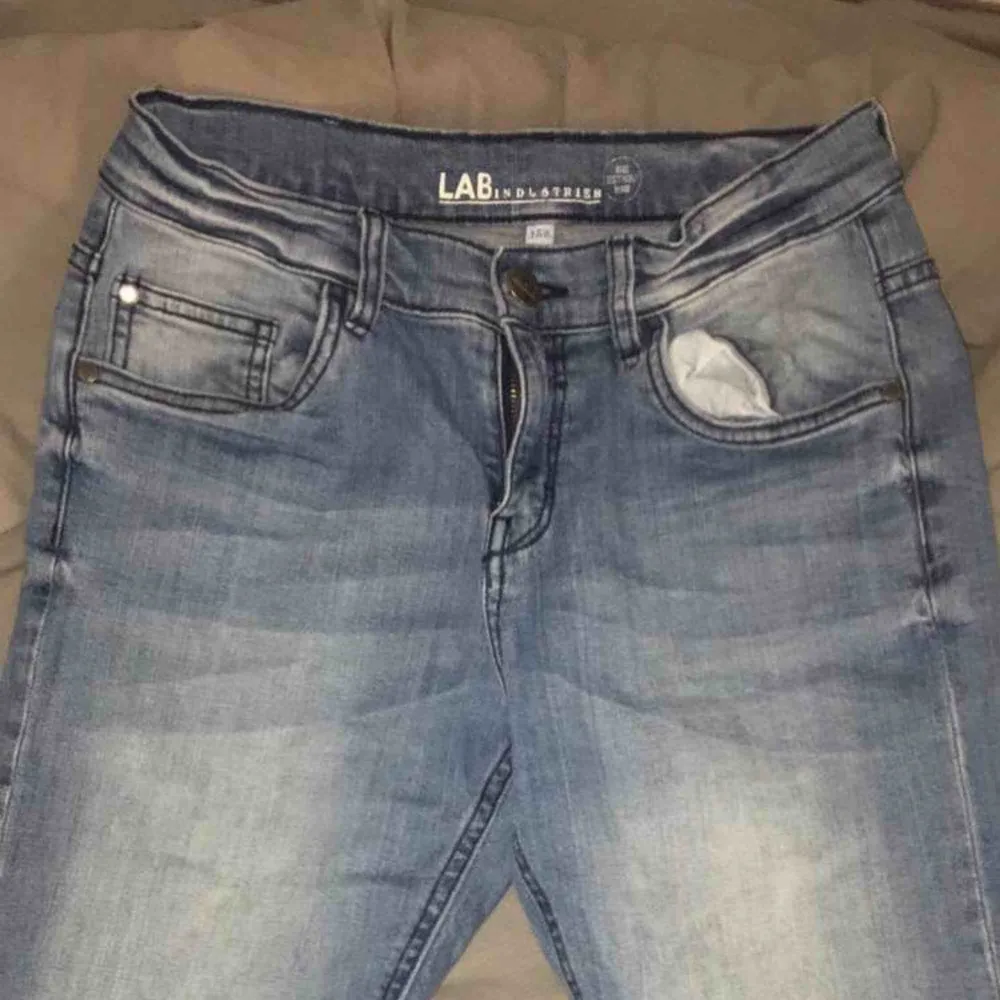 Ett par jeans shorts i bra skick, säljer på grund av att de har blivit för små, köparen står för frakt.. Shorts.