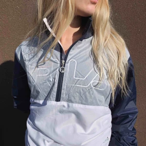  - Sportig överdragsjacka från Fila. Använd fåtalet gånger, fint skick. 