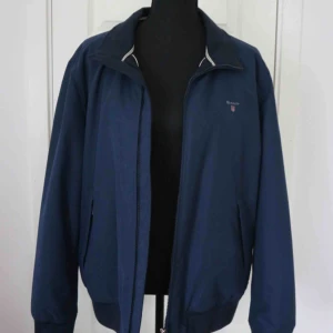  - Säljer en marinblå jacka från Gant som passar perfekt till hösten och är köpt från Best of Brands Jackan är i mycket bra skick! Nypris: 2999kr 