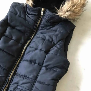  - Mörk blå väst, det står att det är storlek 38 men skulle säga att det är storlek 36. Använd en gång. Köparen står för frakten! 