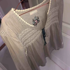 - En beige blus från Odd Molly.  Fint skick. Frakt ingår ej i priset.  Hör av dig om du är intresserad! 